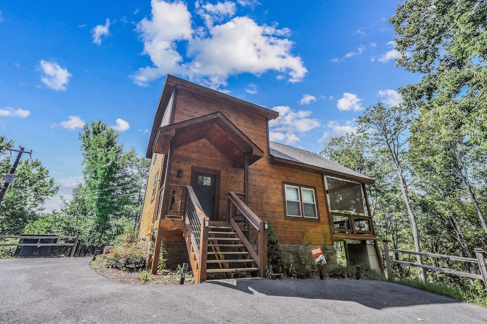 Honeysuckle Hill 2 Bedroom Cabin by RedAwning view 4