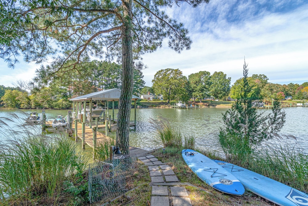 Dine Al Fresco: Reedville Home w/ Dock