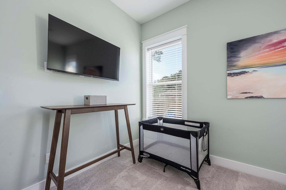 Beach to Bay 3BR Retreat - Cowboy Pool & Golf Cart