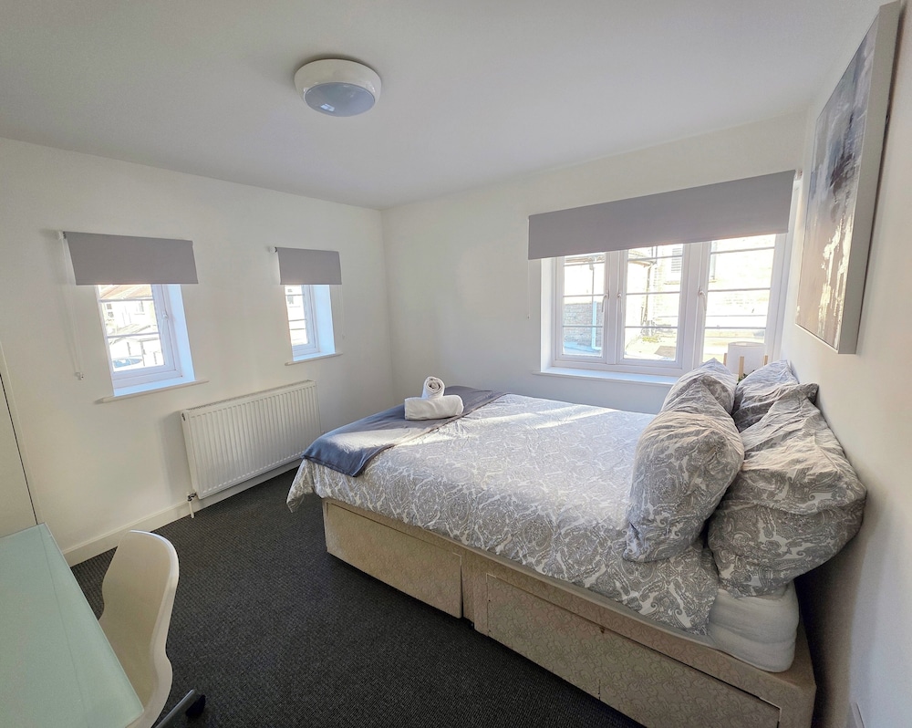 7 Bed House - Sleeps 14 - Parking