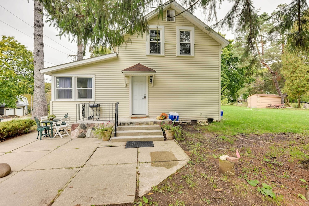 Powers Lake Home w/ Patio - 9 Mi to Lake Geneva! view 5