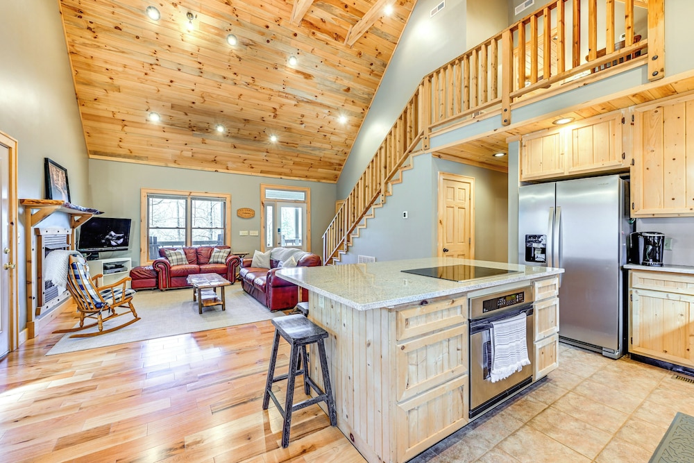 13 Mi to Cashiers: Cabin w/ Wraparound Porch!