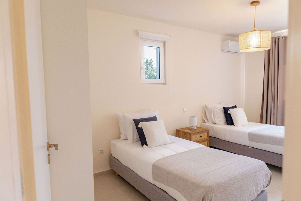 Phaedrus Living: Seaside Thalassa Cretan 103