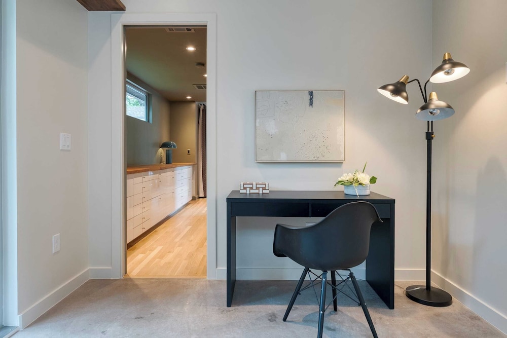 Modern Austin Home w/ Pool, Putting Green & Coffee Nook Townes Retreat by Avantstay