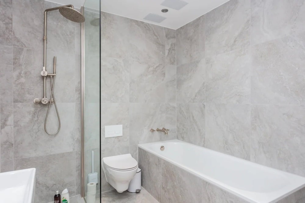 Contemporary 2 Bedroom House in Vibrant Shepherds Bush