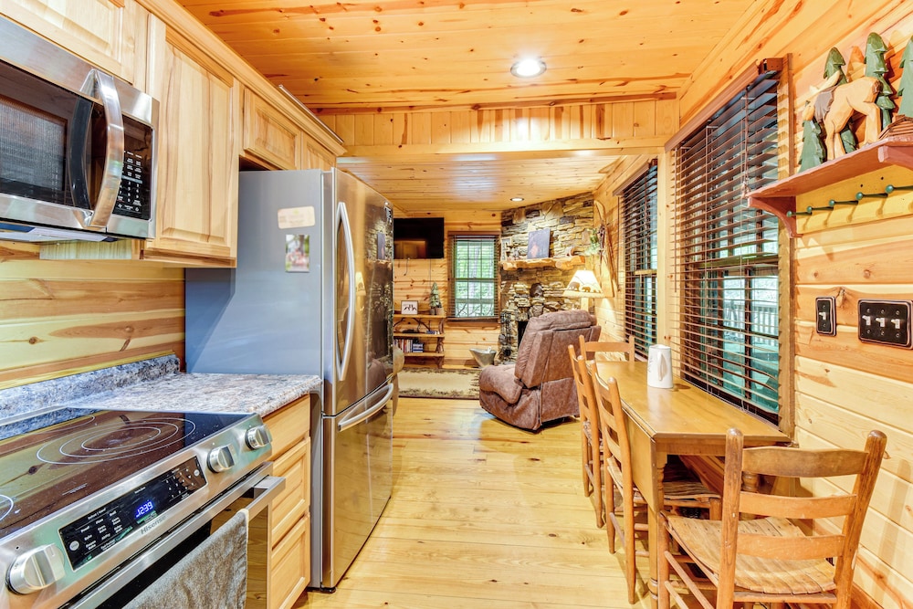 5 Mi to Unicoi State Park & Lake: Hot Tub Haven!