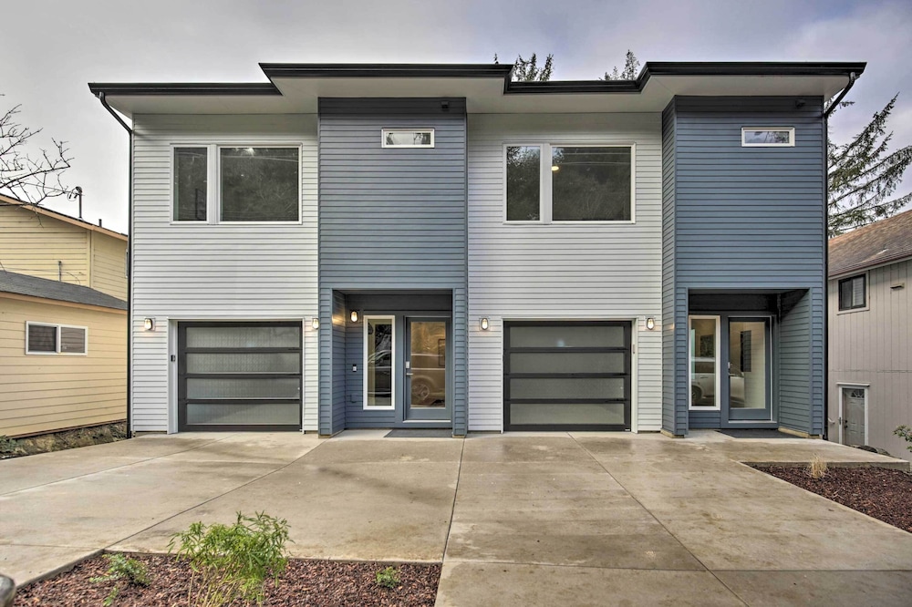 Depoe Bay Townhome w/ Deck & Stunning Ocean Views! view 3