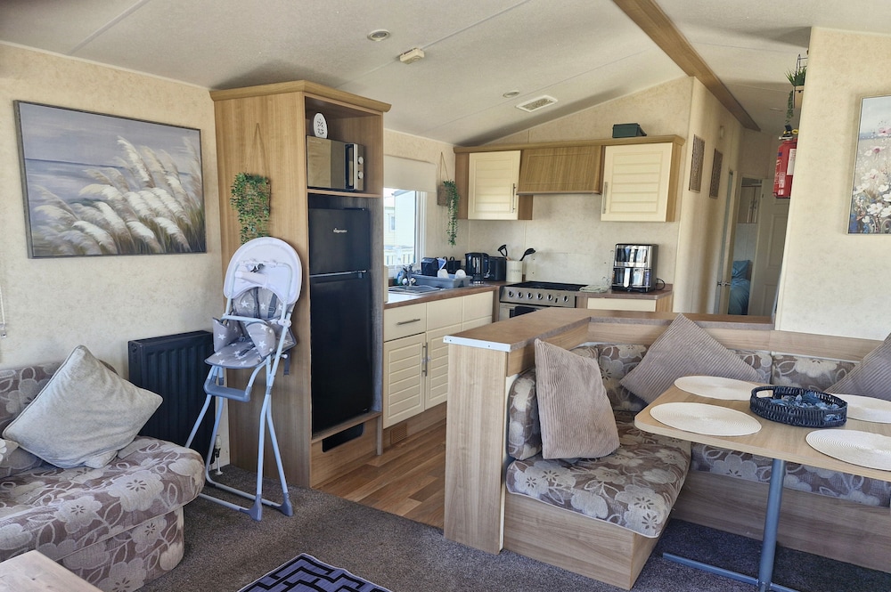 3-bed Caravan, Sleeps 8, Pool & Beach