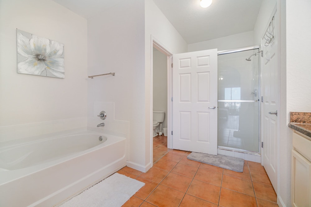 Upstay Modern 3BR Condo Pool Patio Near Disney