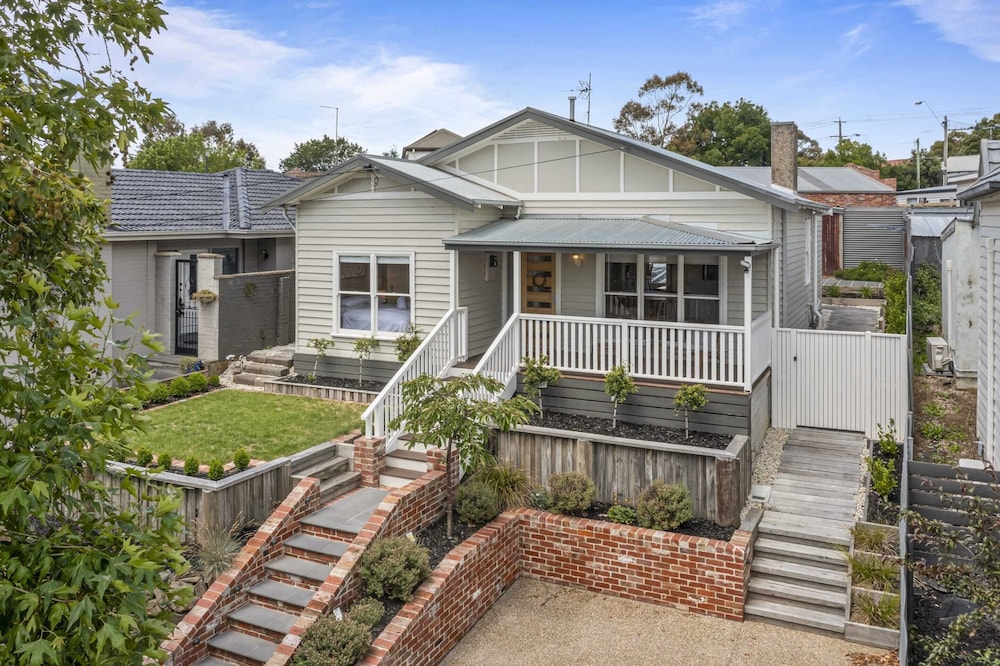 Lovely 3-bed With Alfresco Dining in Prime Suburb