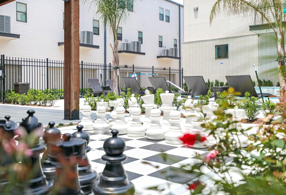 4BR Modern Townhouse in Mid City - Image 3