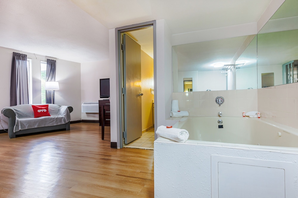 Americas Best Value Inn Moline view 4