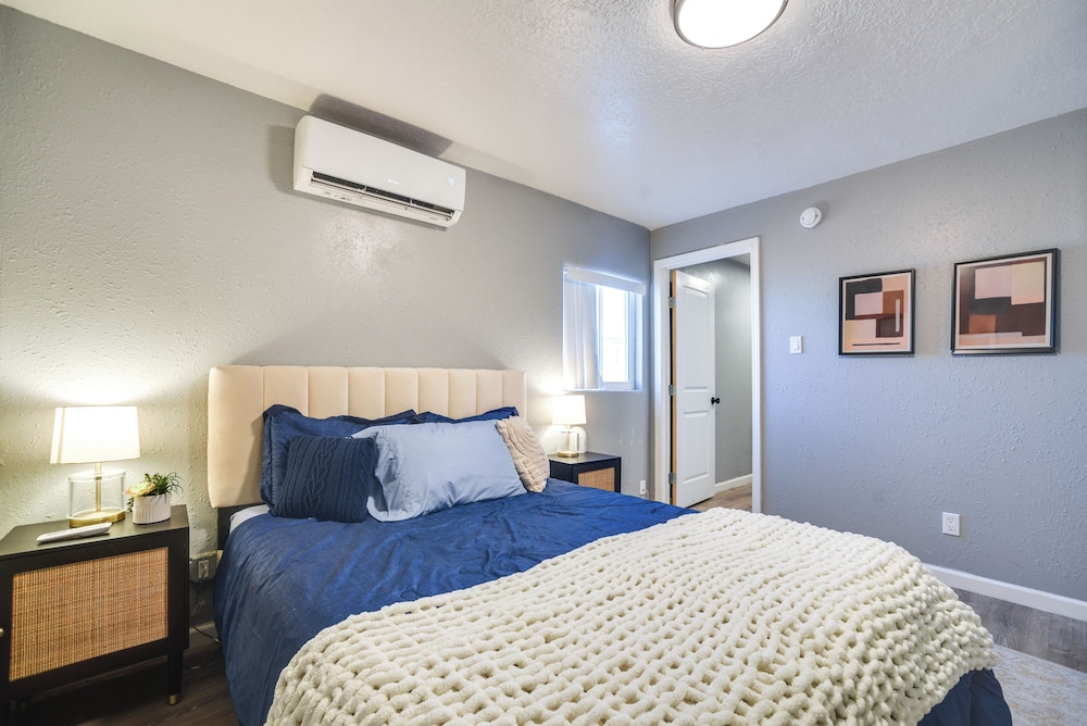 Near Old Town & Unm: Home in East Downtown