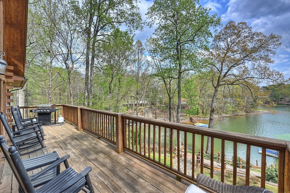 Lakeside Lodge by Avantstay Hot Tub Dock