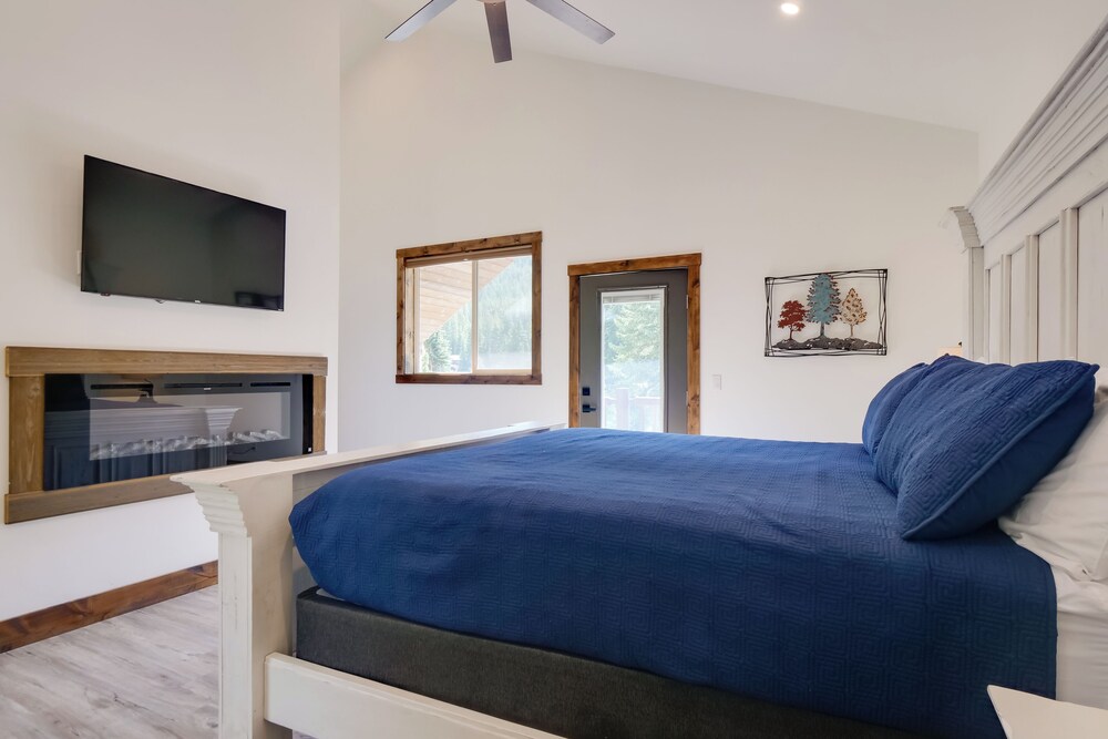 Hot Tub, Pool Table & Fireplaces: Blue River Gem
