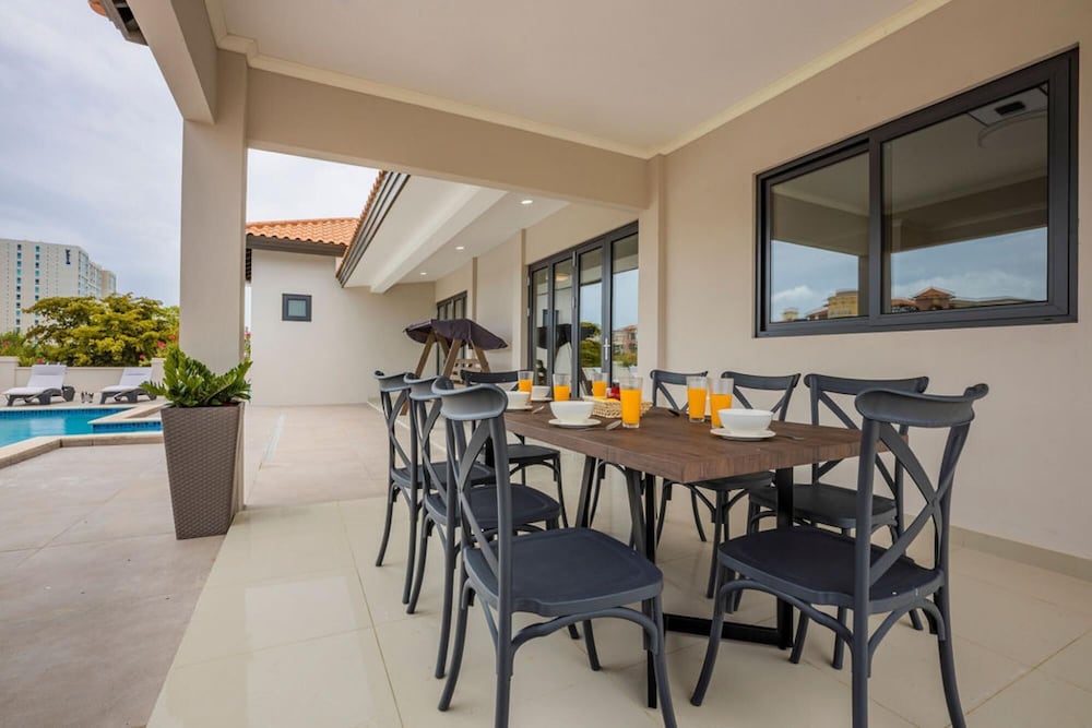 NEW 6BR Villa w Pool Across Street Palmbeach