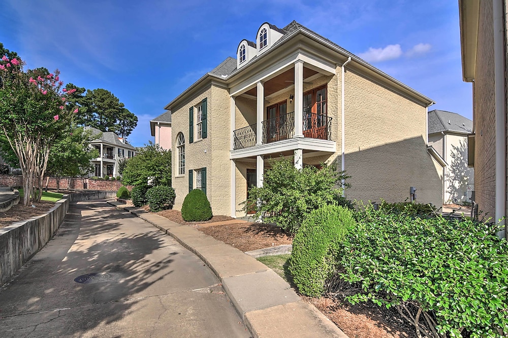 Oxford Vacations - Large, Elegant Home < 2 Miles to Ole Miss! - Property Image 4