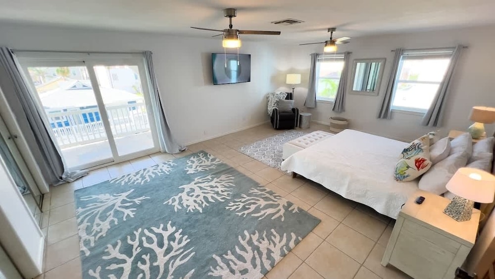 Fun Retro Island Vibe Sleeps 17 Beach 1 Block 4 Bedroom Home
