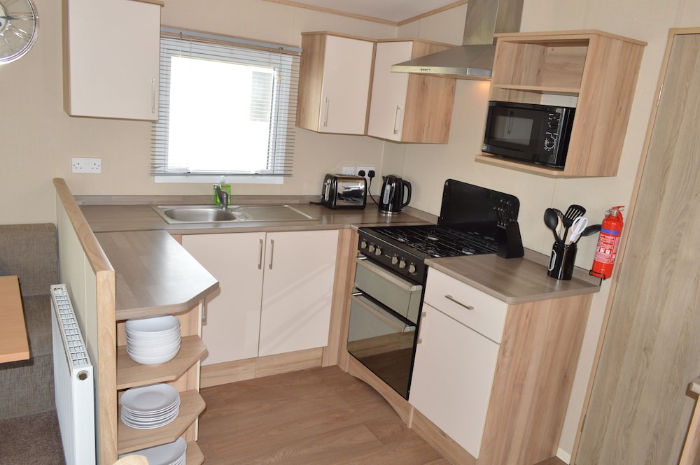 Tattershall Lakes Luxury Caravan With Hot tub view 5