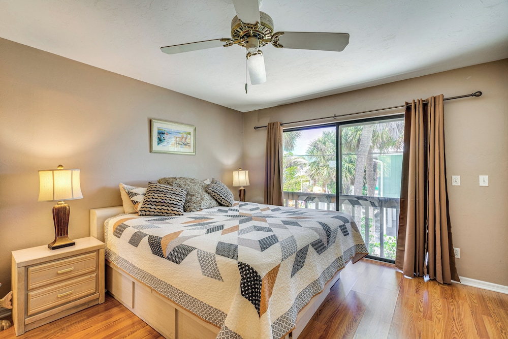 Walk to Sugar Sands: Retreat in Fort Myers Beach