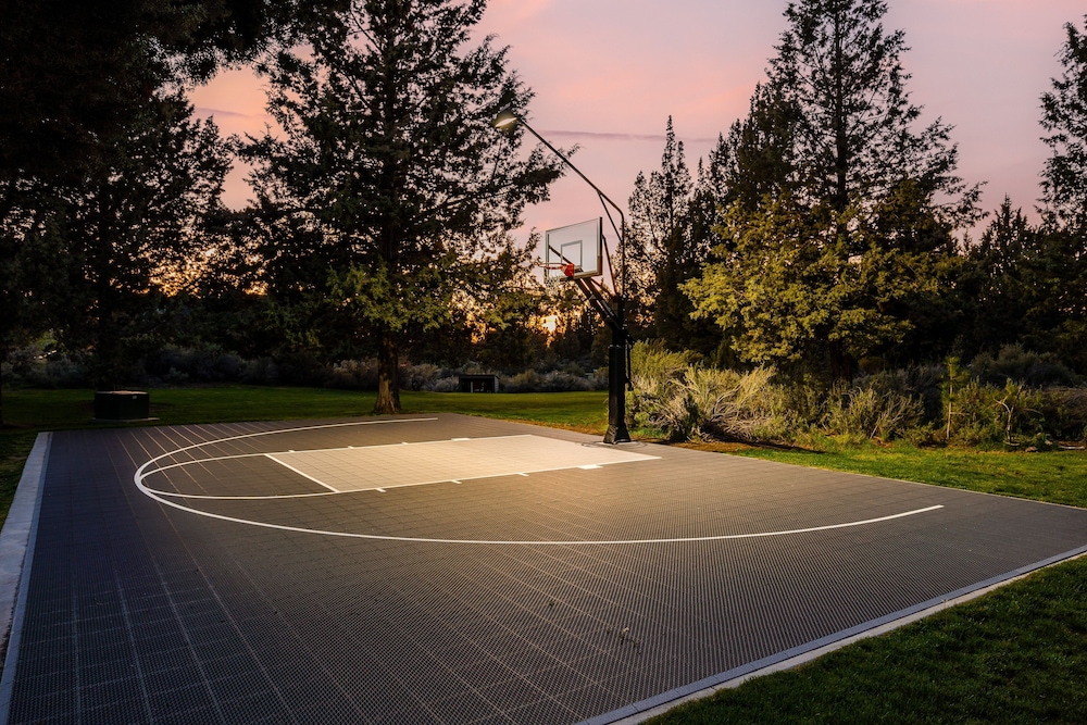 Family-Friendly Dara Oaks Home with Private Hot Tub and BBQ on the Deck by RedAwning