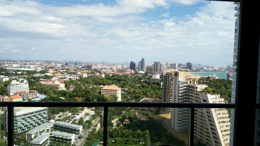 Luxury Large One Bedroom Seaview Serviced Apartment at Wongamat, Pattaya