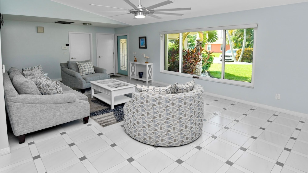 Love Bird Canalfront Villa Lounge Terrace Heated Pool pet Friendly