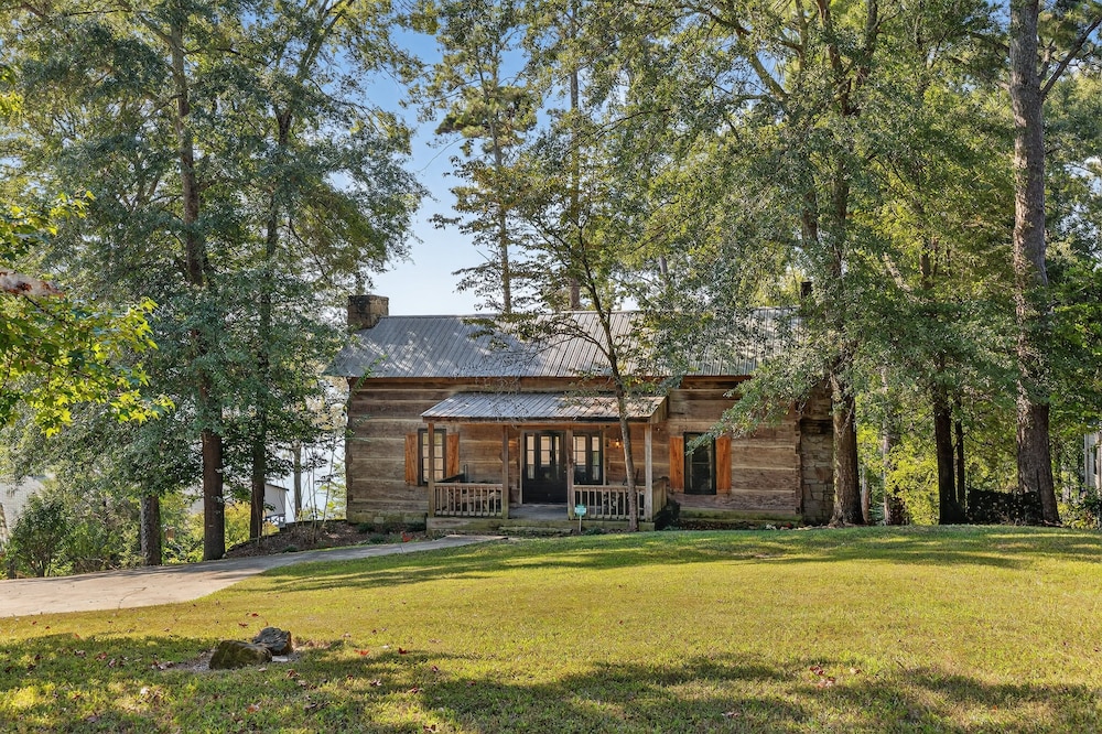 Cabin Unbound - Historic Lakefront Comfort 4 Bedroom Cabin