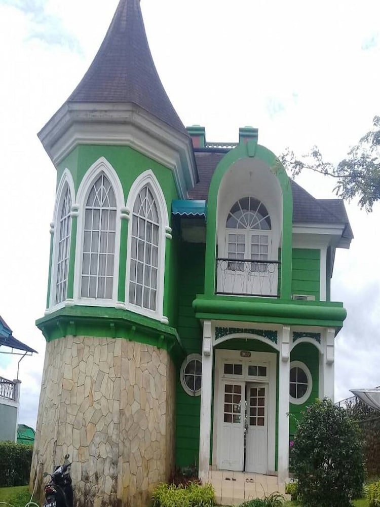 Villa Kota Bunga Violet
