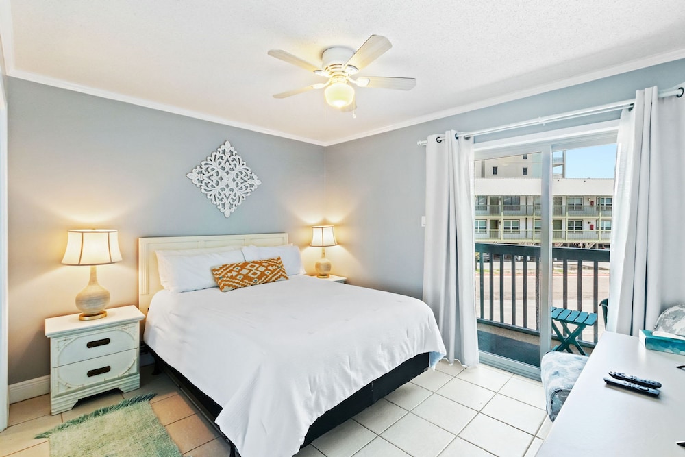2BR Condo Beach Access Pool and Walk to Hangout