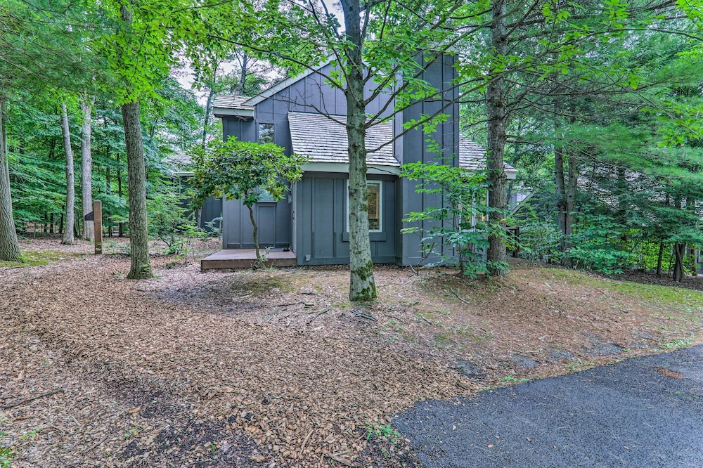 6 Mi to Lake Harmony: Quiet Getaway w/ Deck! view 5