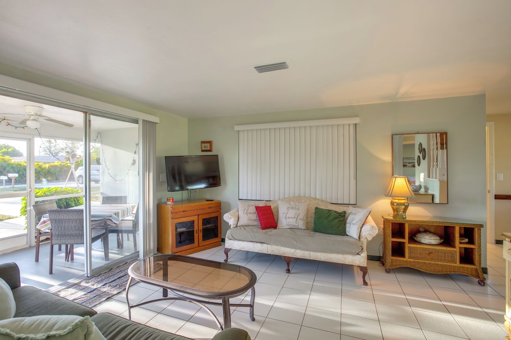 3 Mi to Beach! Sunny Englewood Retreat w/ Lanai