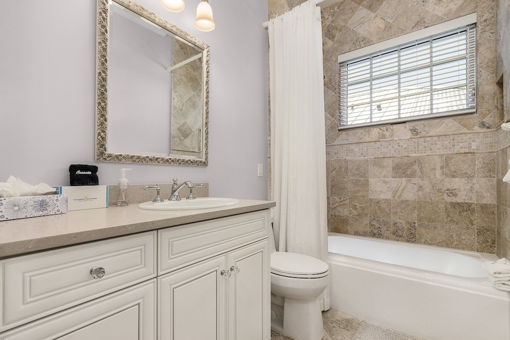 260 Coastal Luxe Retreat: 5bd/4.5ba, Pool & Spa, Water Views 5 Bedroom Home