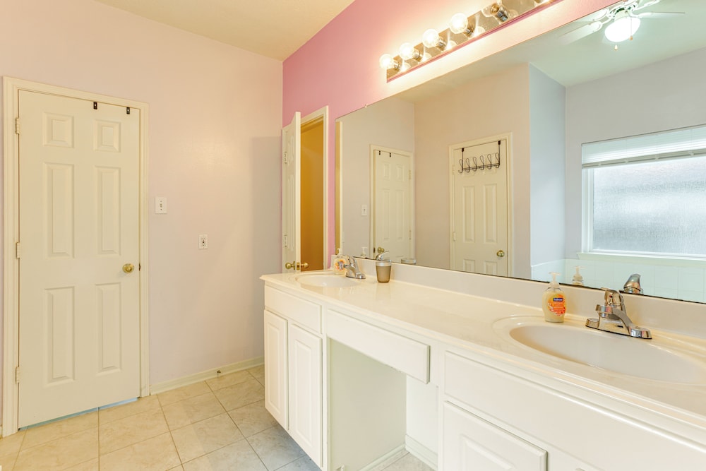 4 Mi to Old Town Spring: Family Retreat w/ Yard!
