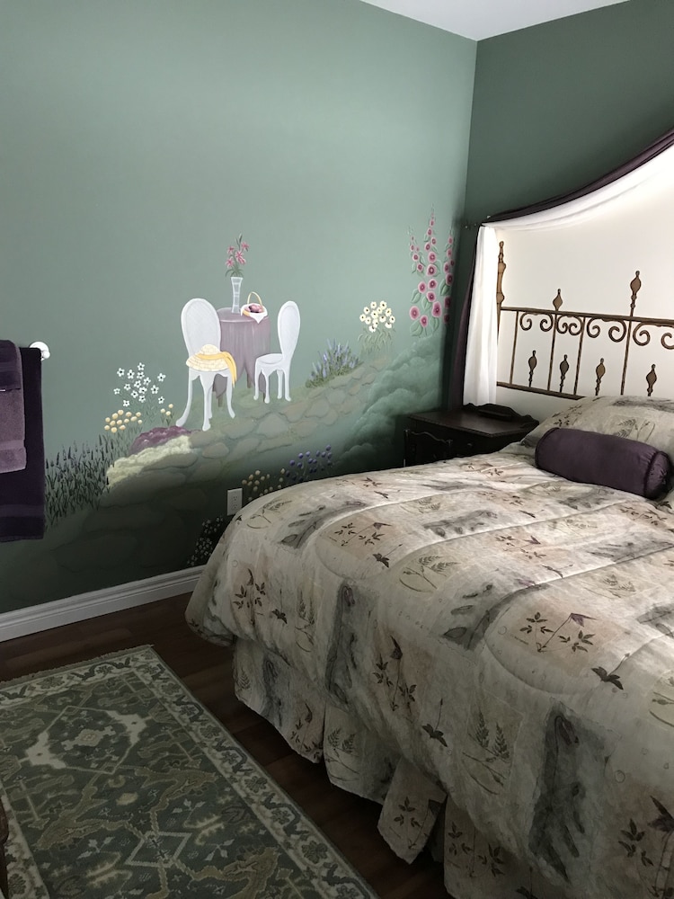 Golden Pathways Retreat and B&B