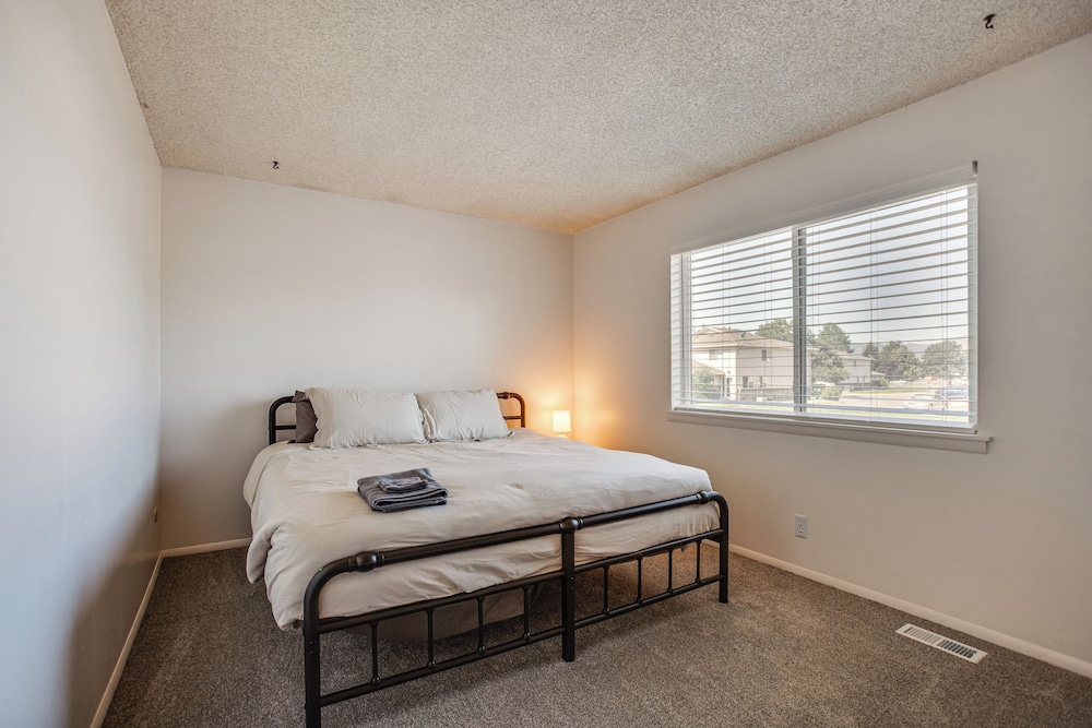 Explore Red Rocks & Green Mtn: Townhome w/ Pool!