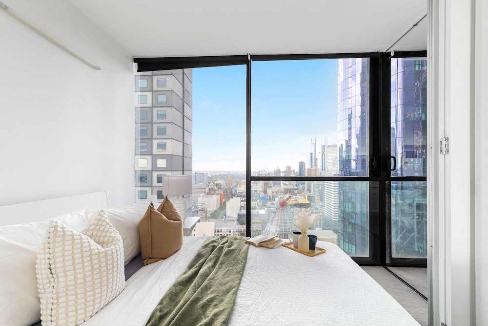 Cozy & Central 2BR Stay, Near Cbd, Free Parking