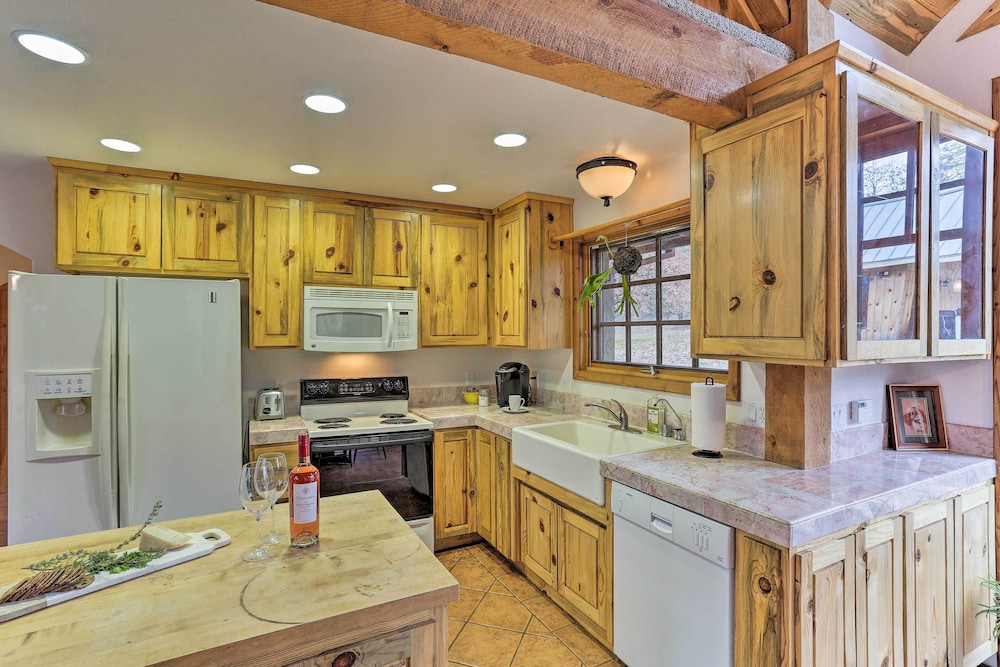 Peaceful Shasta Cascade Getaway on 15-acre Ranch!