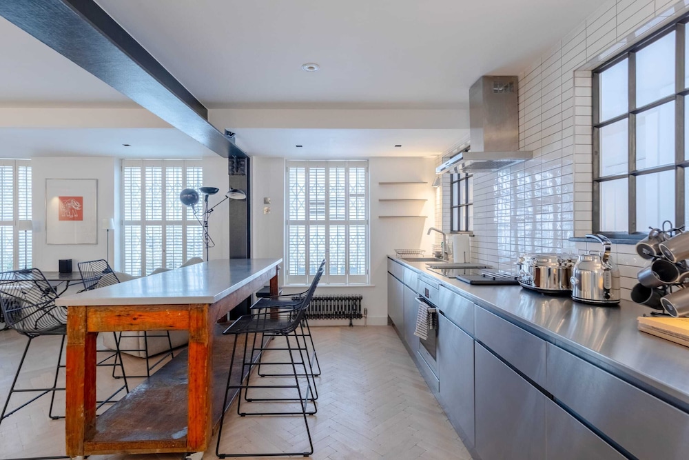 Sleek & Stylish 2BD Flat - Warren Street