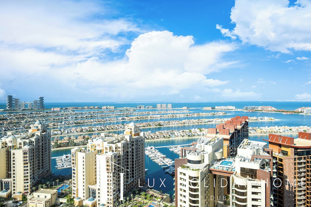 LUX Iconic Views at Palm Tower Studio