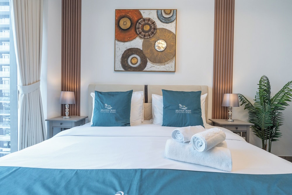 Heaven Crest Vacation Homes - Balcony with City View 1BHK in JLT Dubai Close to Metro & Marina
