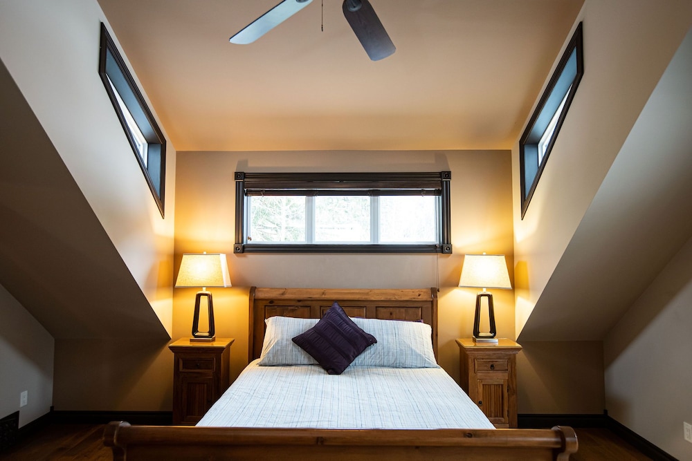 Mountain Gateway by Revelstoke Vacations - Image 2