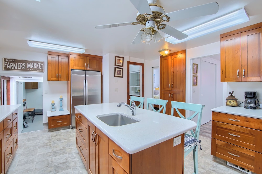 Group Getaway w/ Mtn Views: Home in Circleville!
