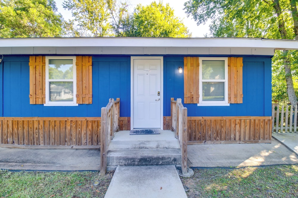 7 Mi to Lake Tangipahoa: Mccomb Home w/ Deck!