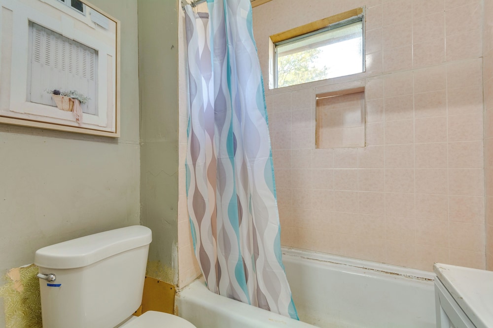 Centrally Located North Little Rock Studio w/ Yard