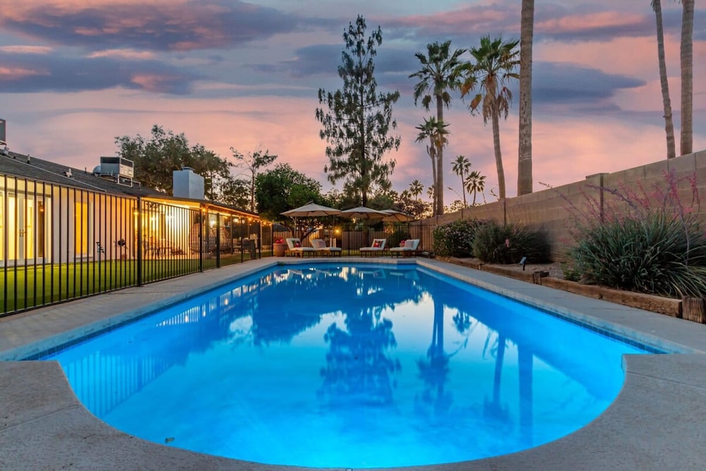 Corrine Family Oasis Pool Putt Grn Bigtoy