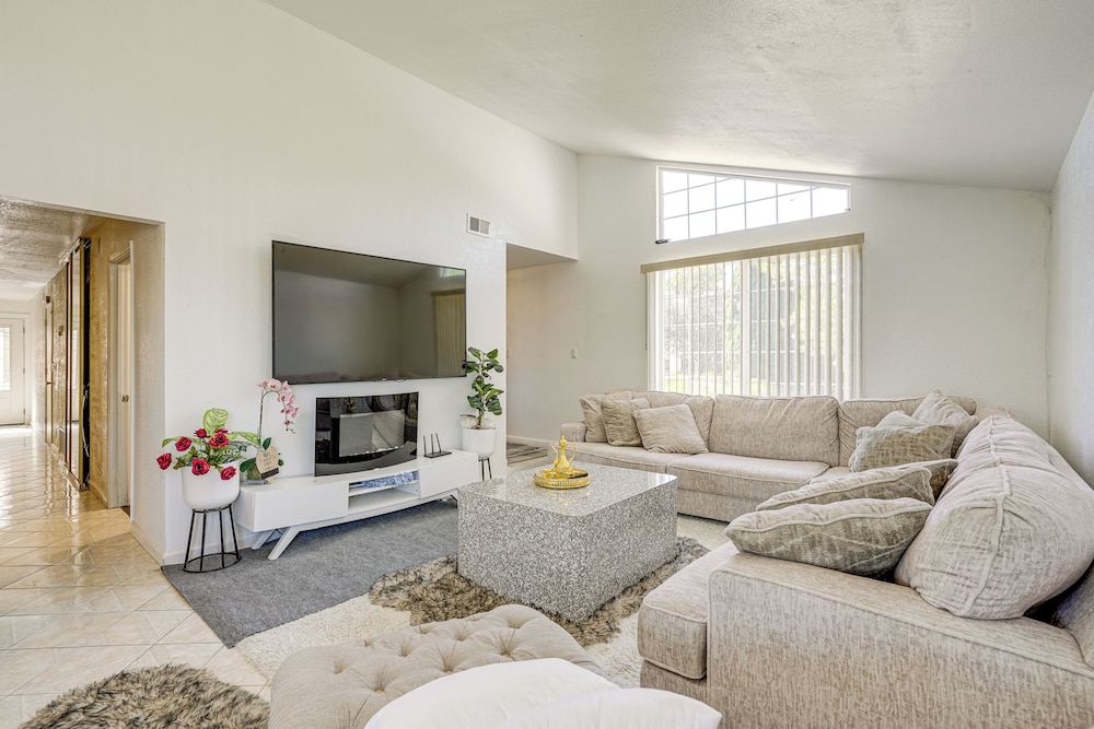 Bay & Hill Views: Modern Hercules Home