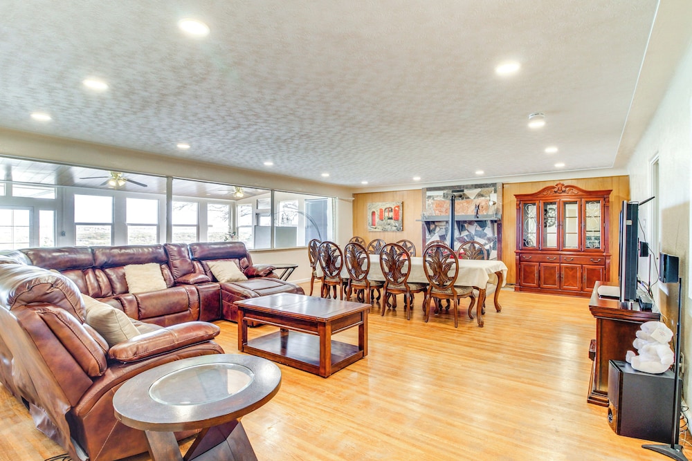 Mtn Views, Patio + Grill: Family Home, 6 Mi to UNM