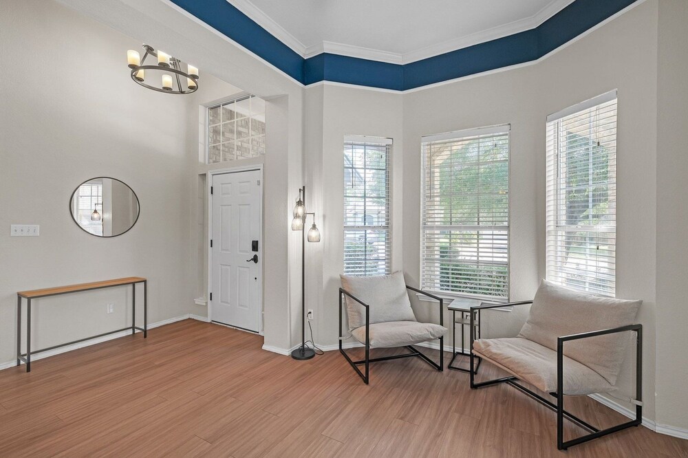 Modern 4br Gem Chic Comfort In Austin 4 Bedroom Home