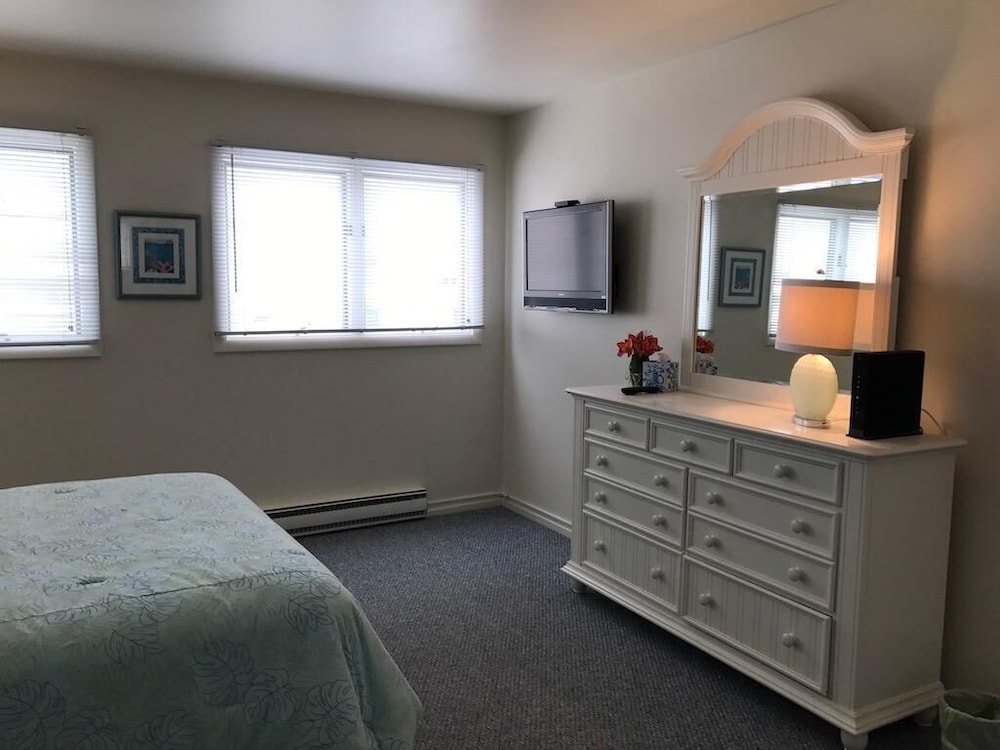 Mariners Court 206